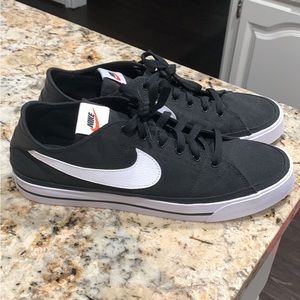 I’m selling my brand new Nike Court Legacy Low, I have never worn the
